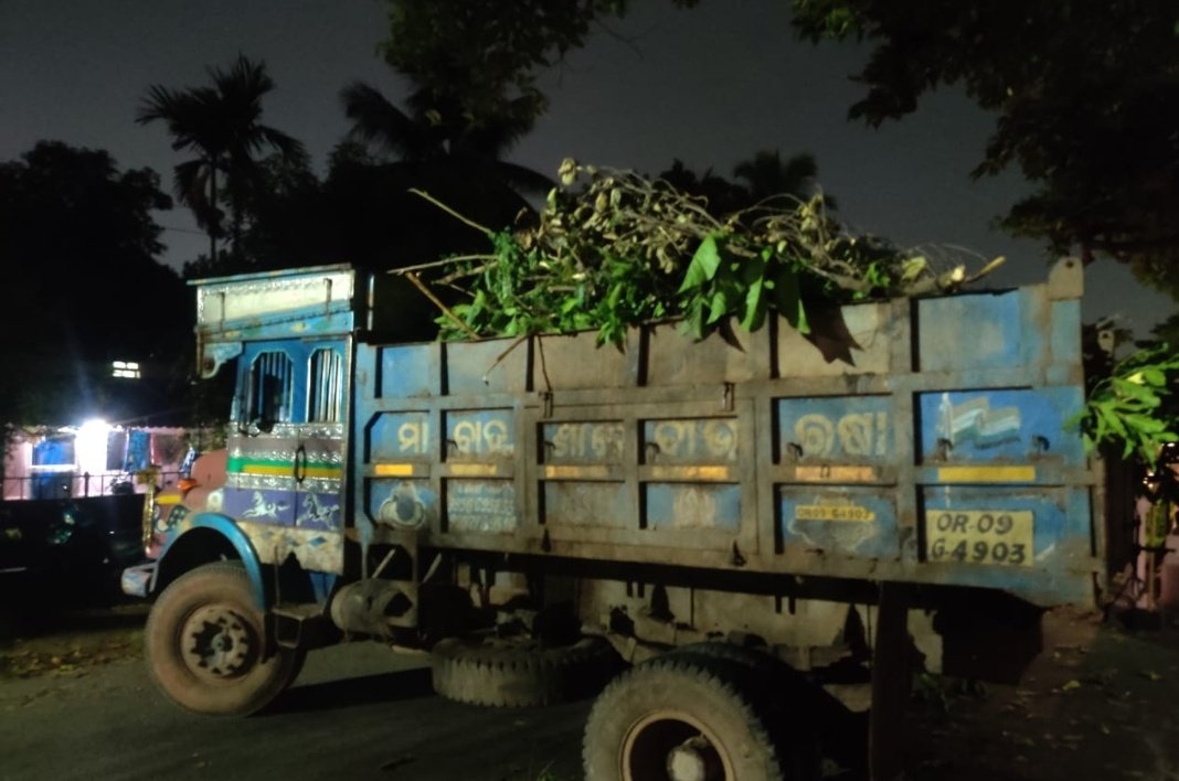 bmcbbsr's tweet photo. Night sweeping started tonight by Team BMC at ward-40.

#MoBhubaneswar #SwachhaBhubaneswar https://t.co/Xh1MrPgP8M