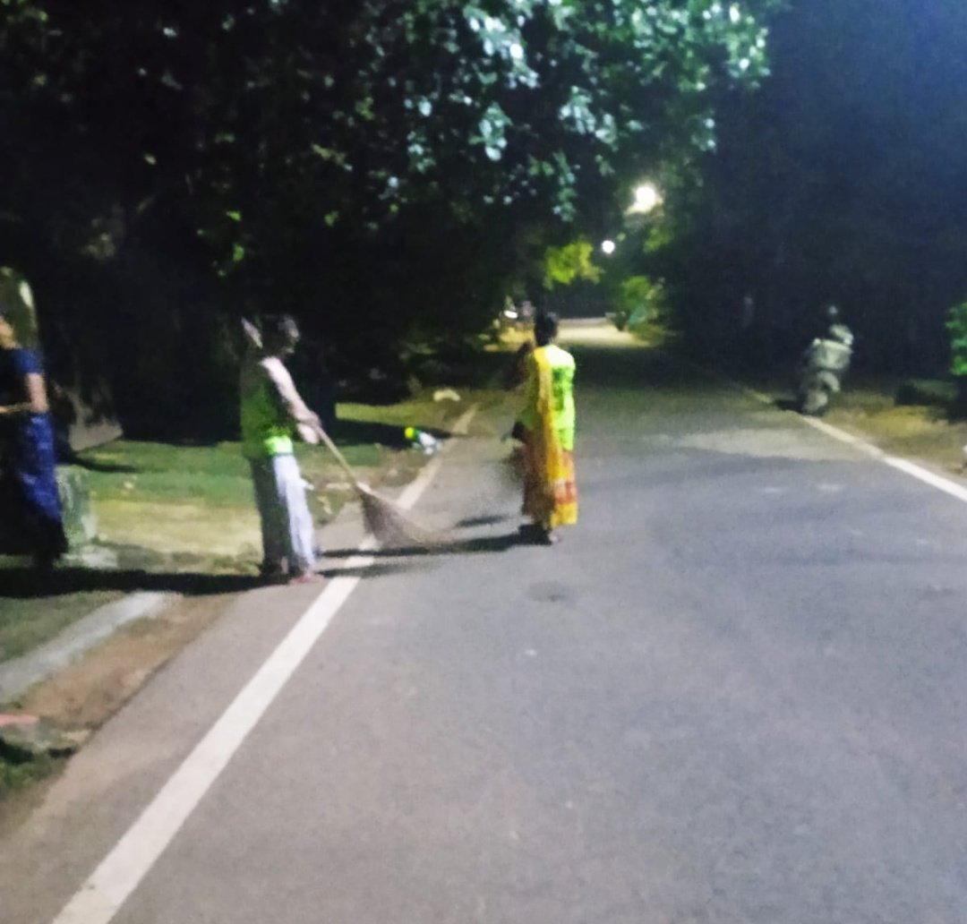 bmcbbsr's tweet photo. Night sweeping started tonight by Team BMC at ward-40.

#MoBhubaneswar #SwachhaBhubaneswar https://t.co/Xh1MrPgP8M