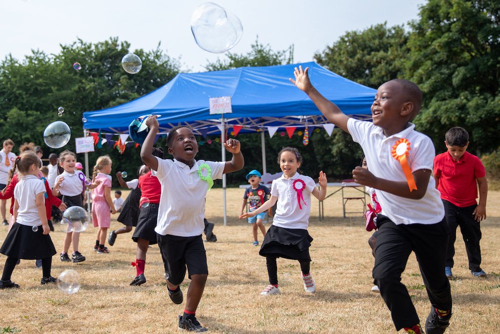 SouthLeedsLife's tweet photo. Children from @IngramRoad Primary in #Holbeck worked with @SlungLow to create a Kindness Festival 
https://t.co/u7RqfuLbxN https://t.co/NUSikbgbA4