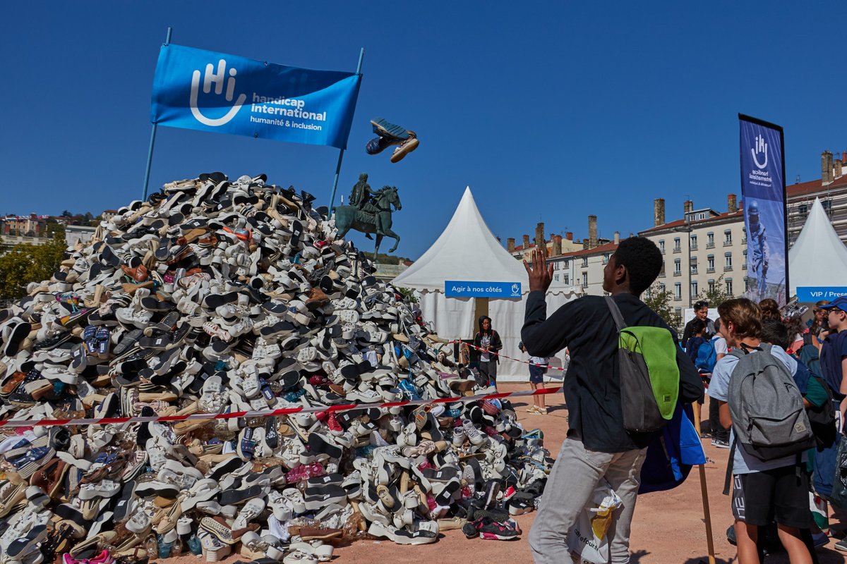 HI_france's tweet photo. C'est bientôt le retour des Pyramides de chaussures ! 👟

En septembre, venez les lancer pour lutter contre les bombardements en zones peuplées ! #StopBombingCivilians ✋

📌 Lyon (2018)
📷 © Virginie Barraud/HI https://t.co/BuHaNb5tIj