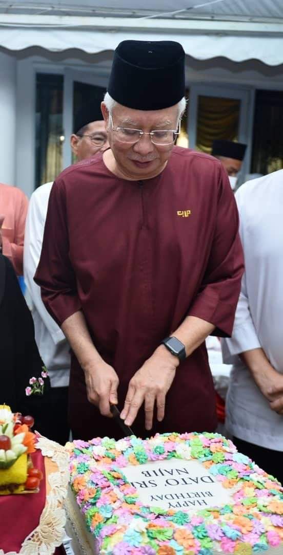 patcash08's tweet photo. Kawan-kawan juga datang tadi untuk ucapan dan doa selamat buat hari jadi saya esok.

Terima kasih semua 😊

-DS @NajibRazak
 
https://t.co/yQbEzBgaow https://t.co/b4sJRGfsQR