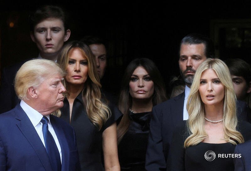 WallaceConquers's tweet photo. Does anyone else think Kimberly Guilfoyle looks like the Angel of Death here? Eek!
#wasthatwrong #didisaythatoutloud https://t.co/AsArH8V35E