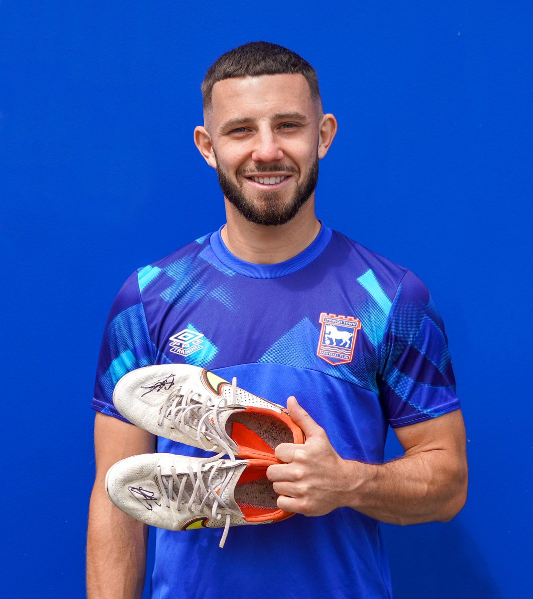 🤞 To celebrate hitting 5,000 followers, we're giving away a pair of Conor Chaplin's signed matchworn boots.

To enter, simply RT this tweet and follow <a href="/ITFCFoundation/">Ipswich Town Foundation</a>.

The winner will be announced on Friday, 5 August.

#itfc