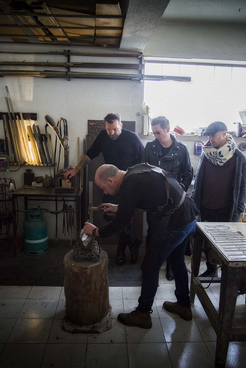 From Colares to Côa and from Côa to Gardunha. Chef Ljubomir Stanisic, Nuno Faria and The Legendary Tigerman continue "On the Road". At Fundão, they learn how to forge knives with Telmo Roque and almost explode... The third episode of this saga is now available on Opto/Sic.