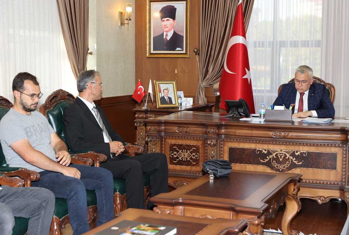 sivasvaliligi's tweet photo. Valimiz Dr. Yılmaz Şimşek, Sivas Demir Çelik İşletmeleri AŞ (Sidemir) işçilerini makamında kabul etti.

Bir süredir hakedişlerini alamayan işçilerin yanında olduğunu belirterek; "Devletimiz mutlaka mağduriyetinizi giderecektir. Çözümü noktasında da gayret gösteriyorum…" dedi. https://t.co/cKeM7ZKWcM