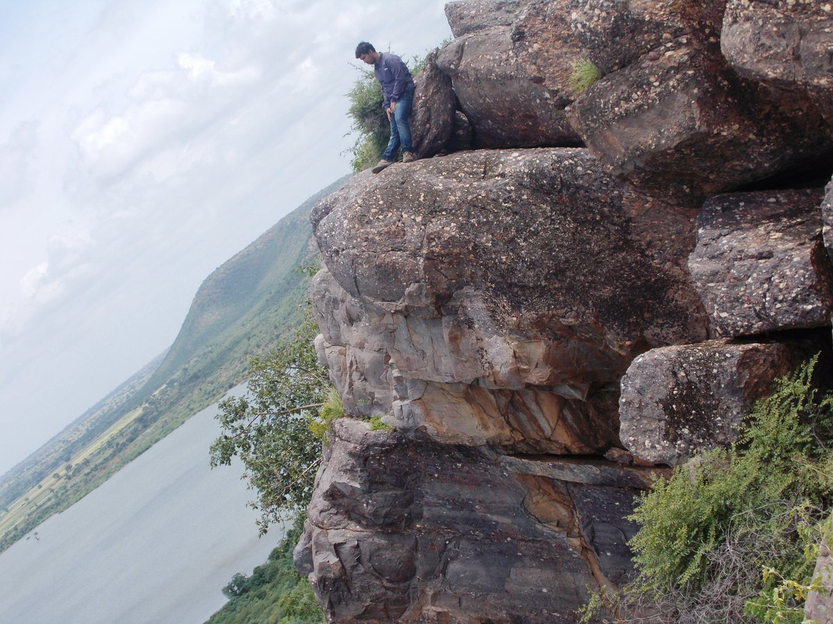 SinchanBhattac3's tweet photo. The first time I heard that this used to be proximal alluvial fan deposit during Nooproterozoic, I just climbed like a lizard to be on top of it. I still have a bruise mark on my elbow from that climb. ;)  
#fieldfriday #kaladgibasin #bagalkot #precambrian #sedimentology https://t.co/jCRWgR3SGd