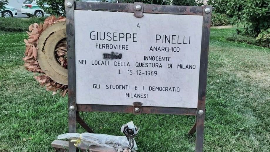 Max_Mainardi's tweet photo. Potete usare tutti i pennarelli che volete, pezzi demmerda, ma la verità non la potete cancellare:
#PiazzaFontana strage di Stato, #Valpreda innocente, #Pinelli assassinato.
E domenica alle 10:00 si rimette a posto, ancora una volta. https://t.co/Ki5MCSrlTF