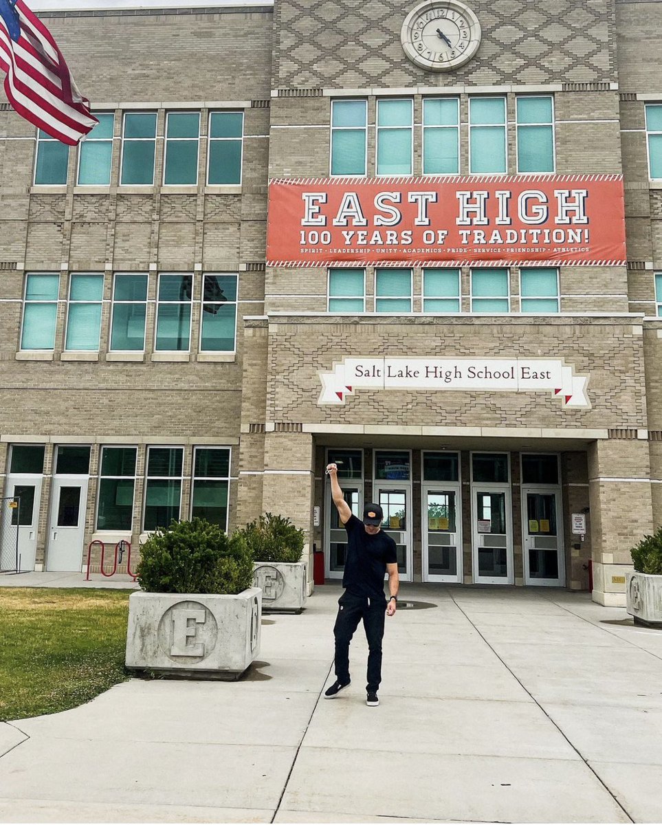 davmamn's tweet photo. Vanessa Hudgens et Zac Efron a East High a 3 semaines d’intervalle ??? C’est trop gros pour être une coïncidence 🤯 https://t.co/a5JgEiCbTC