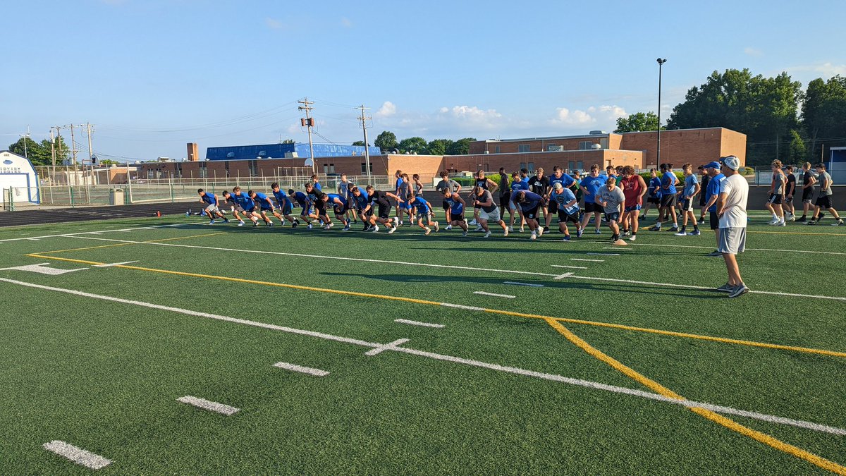 Coach_BurkMHS's tweet photo. Great way to finish off a summer of hard work, 60 40s! I hope everyone has a great week off, next up is Midnight madness! 🤘🤘 https://t.co/wz9ihxbDS9