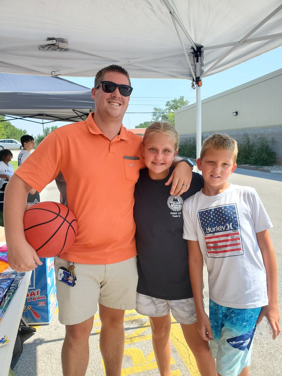 spirit1168's tweet photo. Love seeing our students come out to celebrate the @StuffTheBusSOKY Summer of Giving with us!

Shout out to @tonyroseshow &amp; George Clooney! They always support our @FS_Schools students 🙌🙌

#1FS #stbky #communitysupport #FRYSC https://t.co/aI6cBGNUL5