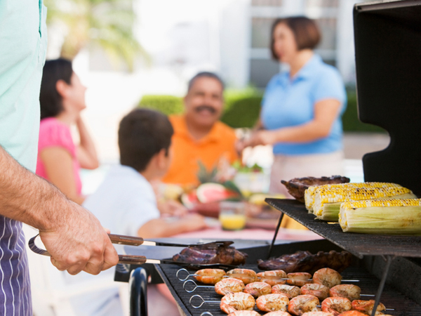 Don’t forget to keep #nutrition and #foodsafety in mind when barbecuing! Here are some hot-off-the-grill tips: ed.gr/d1pvt #eatright #NationalGrillingMonth