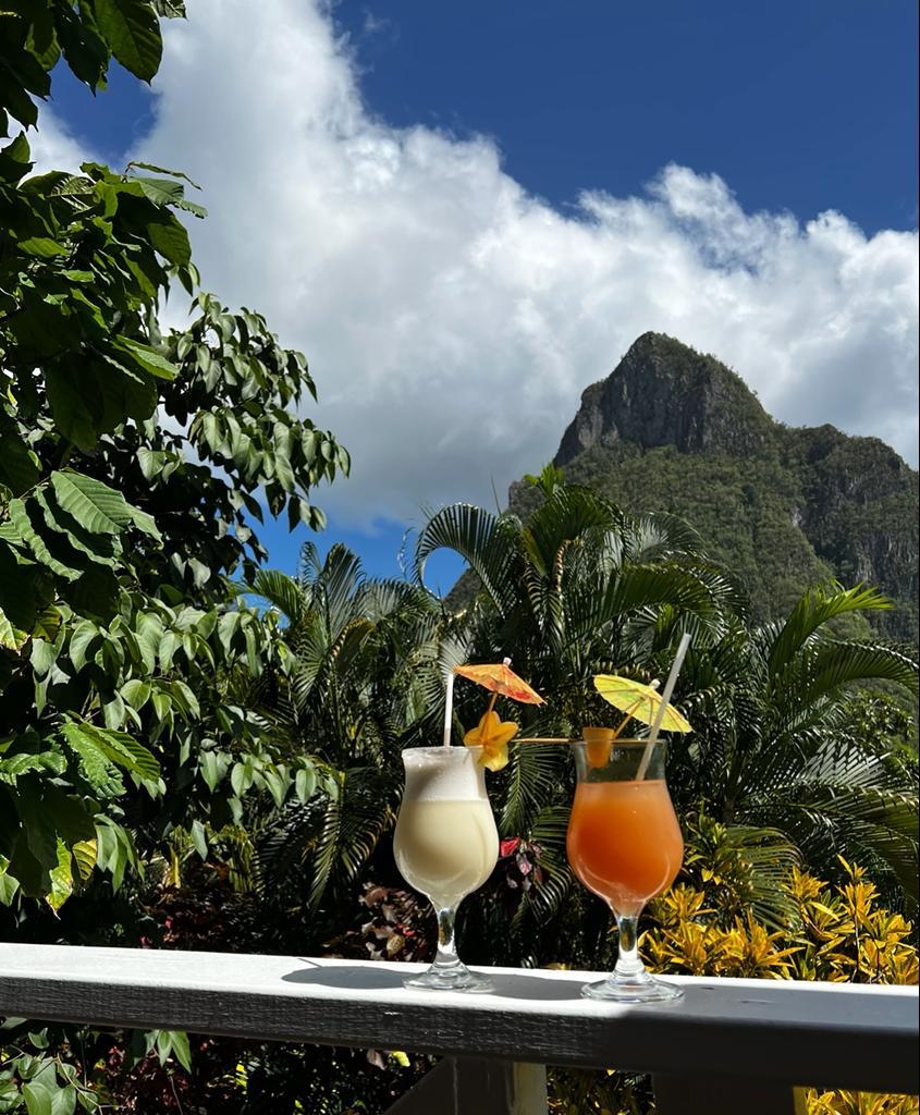 Stonefield_Res's tweet photo. The weekend is finally here! What are your plans?
We'll be chilling under the Piton with a delicious cocktail 🍹
#stonefieldvillaresort #escaperelaxrejuvenate #weekendcocktails #saintlucia #travelsaintlucia #blackownedresort https://t.co/fyFyu4hLbt
