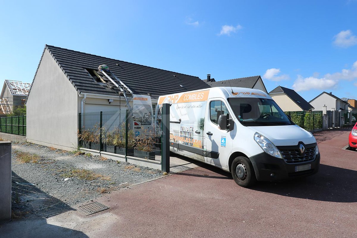 RhpCombles's tweet photo. Même sous un soleil de plomb nos équipes s'attellent à créer de nouveaux espaces de vie sous les combles.

Et vous ? Que feriez-vous d'une telle surface supplémentaire ? Présentez-nous votre projet sur : https://t.co/iDa0t7EyPP

#AmenagementCombles #Combles #ComblesAmenages https://t.co/Az3RrbREFl