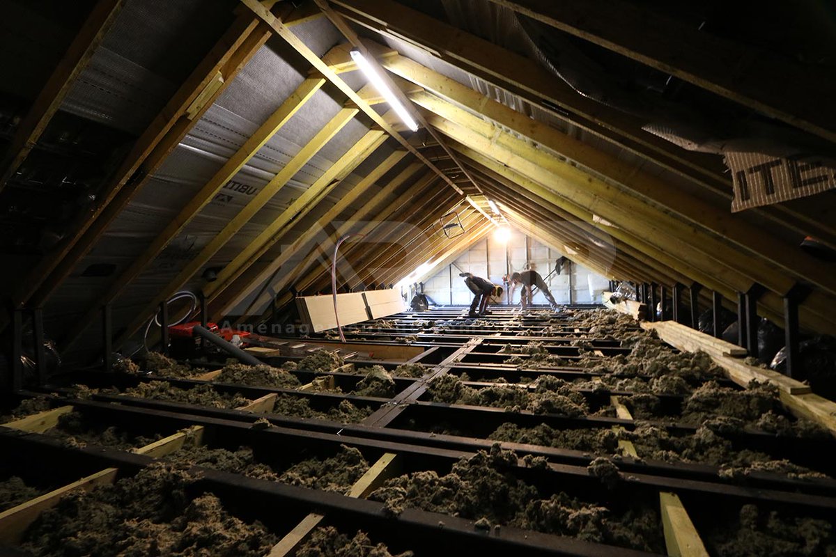 RhpCombles's tweet photo. Même sous un soleil de plomb nos équipes s'attellent à créer de nouveaux espaces de vie sous les combles.

Et vous ? Que feriez-vous d'une telle surface supplémentaire ? Présentez-nous votre projet sur : https://t.co/iDa0t7EyPP

#AmenagementCombles #Combles #ComblesAmenages https://t.co/Az3RrbREFl