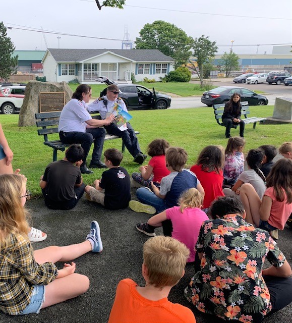 SeasidePES's tweet photo. Another fun session with @TurnbullKrista @TurnbullPeterM @JeremyDunsmore @ANB_EMP at the #CarletonCommunityCentre for our #SummerSafetyCamp. A great story about bike safety, a craft, and a healthy snack. For some, it was their first watermelon! So fun to see all the kids! π¦¦π²π https://t.co/Gz3b8U5XcU