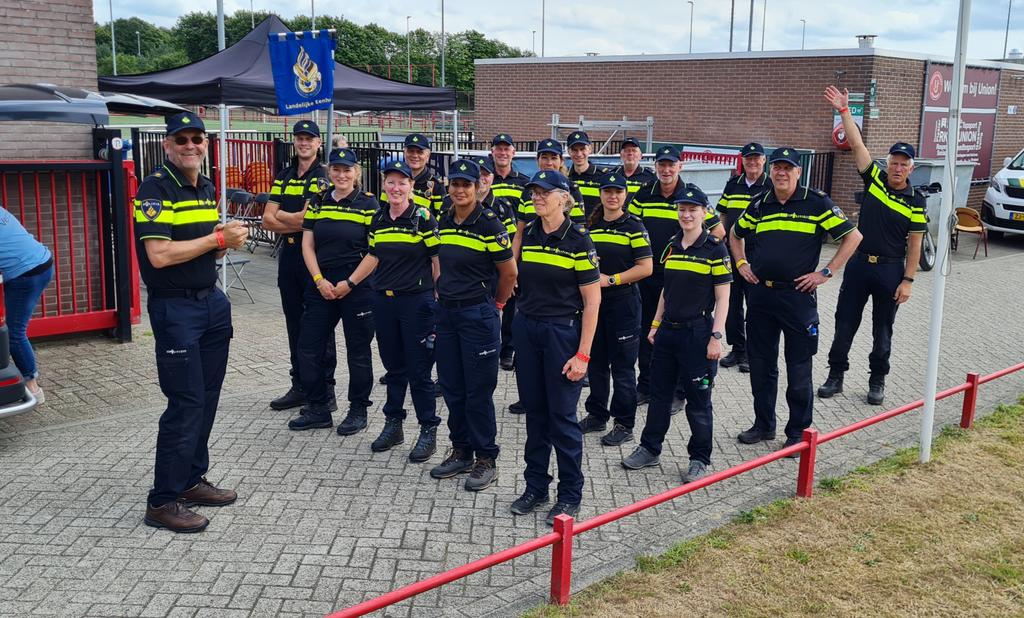 politie4daagse's tweet photo. Deze collega's hebben de #grotevoetsurveillance er (bijna) op zitte. Ze gaan over enkele minuten de laatste kilometers afleggen naar de finish. #Nijmegen #4daagse #4d22 https://t.co/eENXk0PhoW
