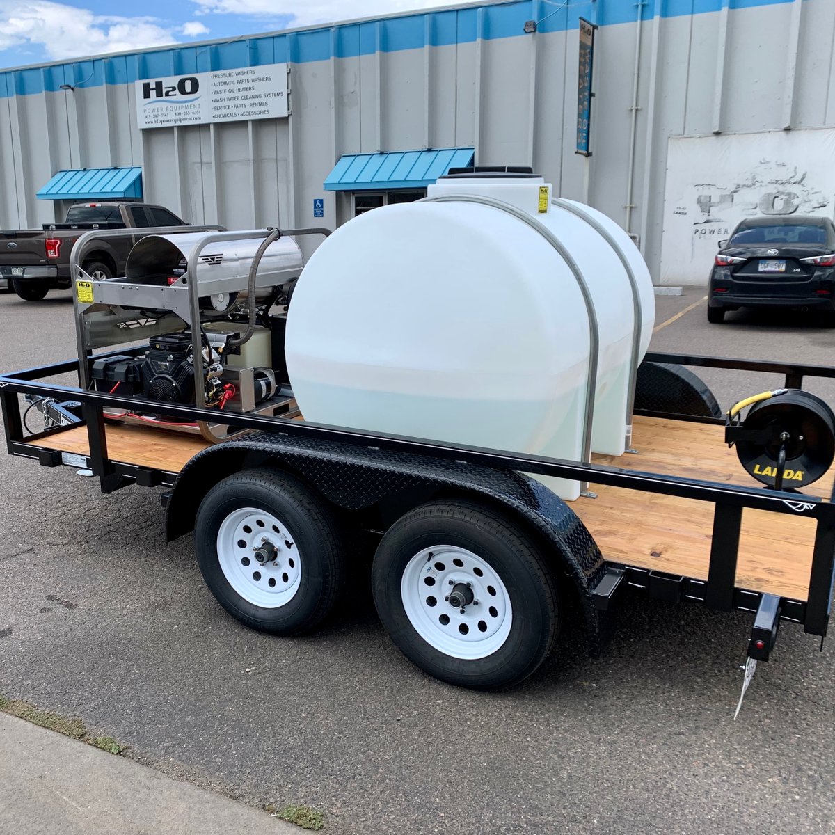 equipment_h2o's tweet image. #ElevatedExcavating is the new owner of a #HydroTek SC Series 5gpm, 3,500 psi hot water pressure washer on a tandem axle trailer with a 525-gal. water tank and 100' hose + reel. 
This new rig packs a powerful punch to help them keep their excavating equipment &amp;amp; work sites clean.