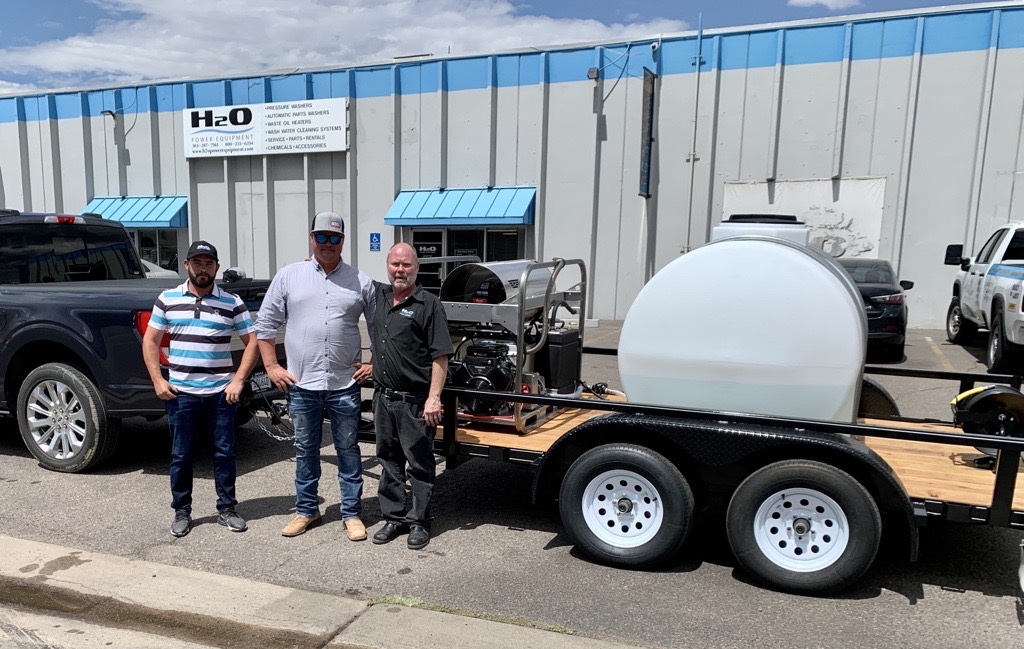 equipment_h2o's tweet image. #ElevatedExcavating is the new owner of a #HydroTek SC Series 5gpm, 3,500 psi hot water pressure washer on a tandem axle trailer with a 525-gal. water tank and 100' hose + reel. 
This new rig packs a powerful punch to help them keep their excavating equipment &amp;amp; work sites clean.