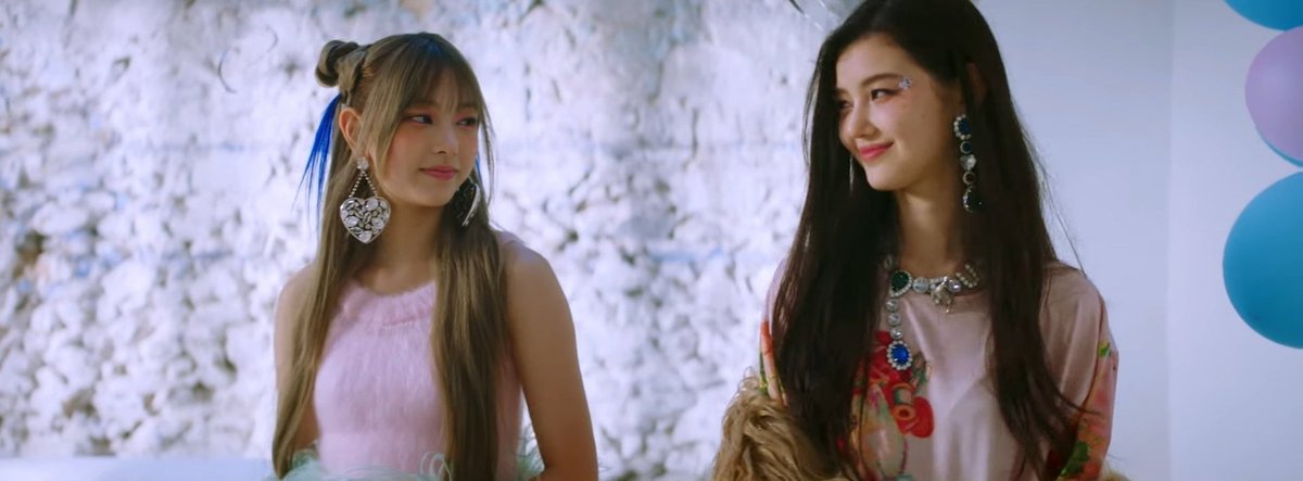 ℹ️ | Foi lançada a intro de HybeBoy com 4 versões de MV diferentes, a Haerin ficou em uma com a Danielle.

#뉴진스 #newjeans #Haerin #해린