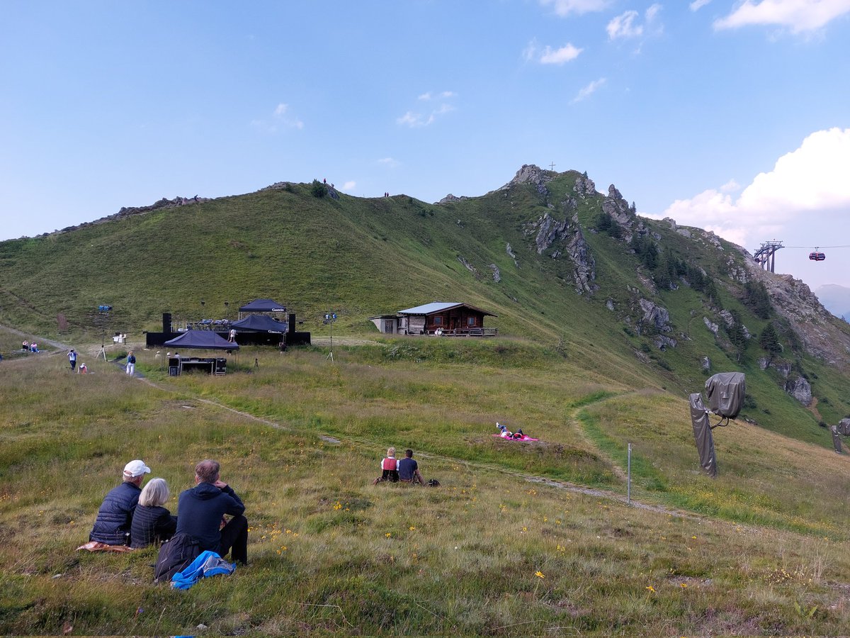 Donauschwalbe's tweet photo. Heute Konzert mit der Philharmonie #Salzburg &amp; #Dirigentin Elisabeth Fuchs auf 2.000 m Höhe im Gasteiner Tal 😊 https://t.co/TgJULUhhav