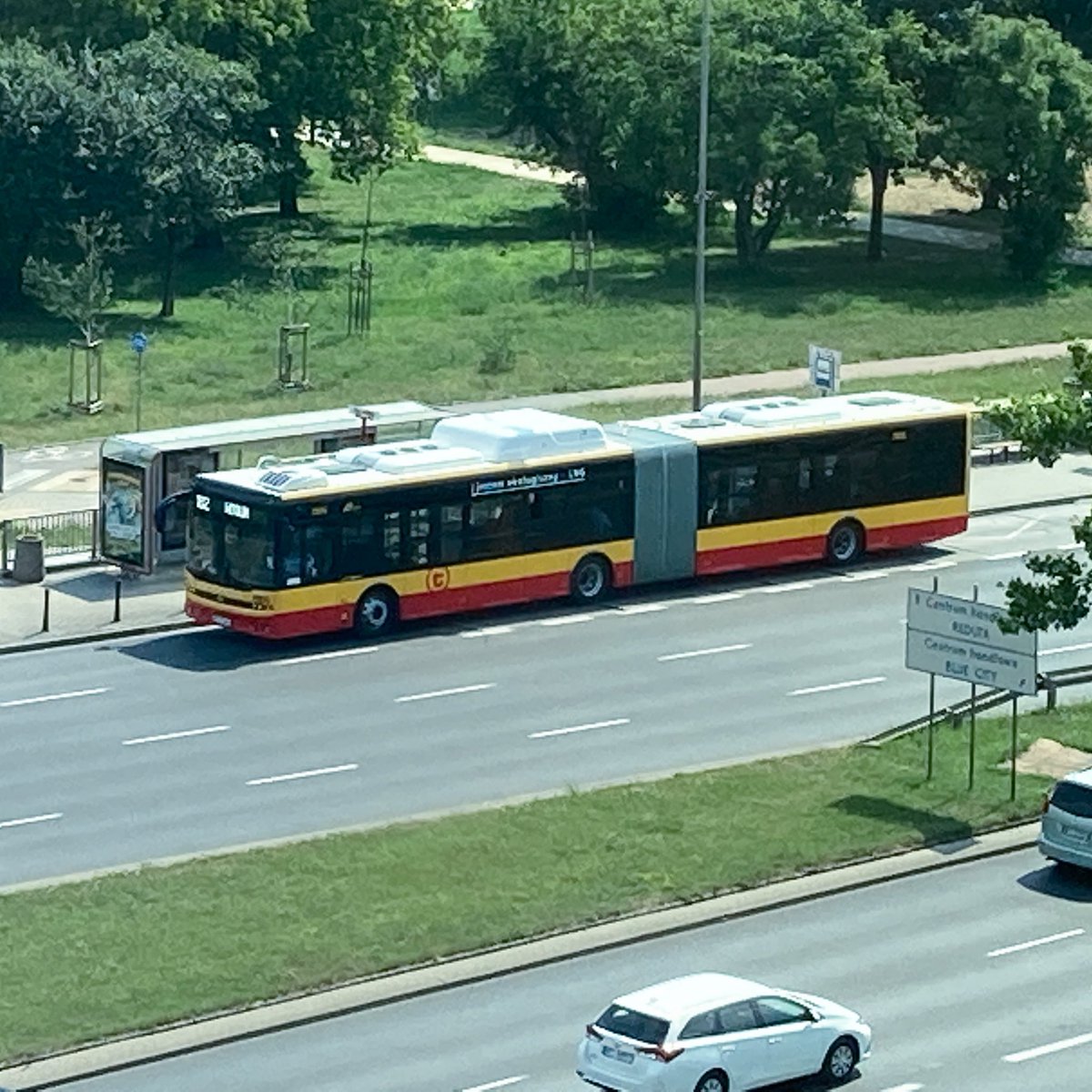 josviaque's tweet photo. 🚌 Prawie jak dwie krople wody. 😉 #autobus #Solbus #SM18 #Autosan #Sancity18 #LNG #gaz #gazomobilność #MZAWarszawa #WTP https://t.co/kzDsWB6GV6