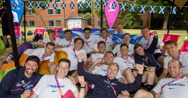Team_Scotland's tweet photo. The first Team Scotland athletes have arrived at Birmingham 2022 🏴󠁧󠁢󠁳󠁣󠁴󠁿

The sun was shining as our men's hockey team received their welcome packs and got settled into the Birmingham Village

The countdown to the Games is on! #TeamScot #TimeForHeroes