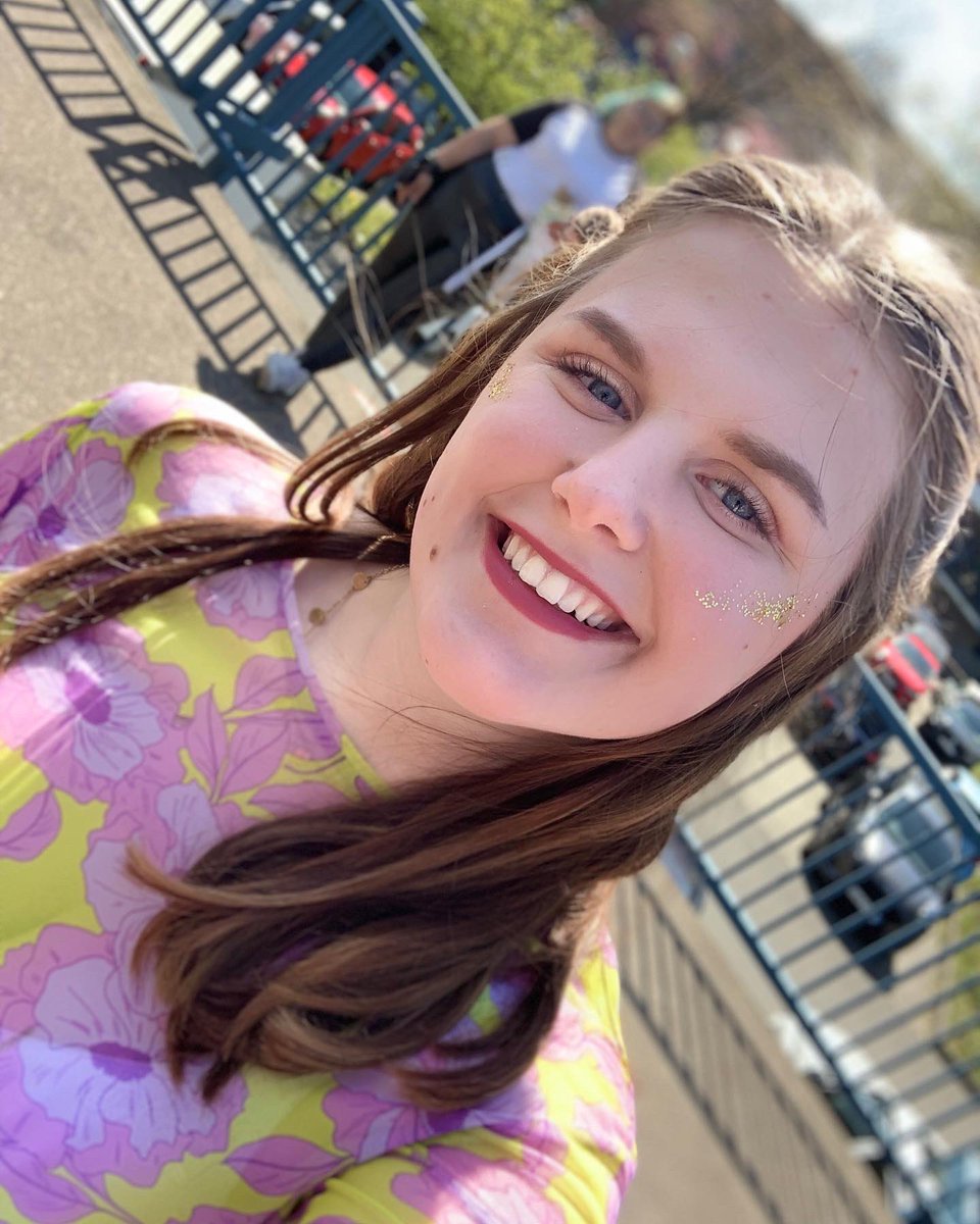AlwaysBeeDecent's tweet photo. @RevedTV @rezomusik Rezo viewerin seit fast 4 Jahren 🥰 https://t.co/7kOsI8zoRg