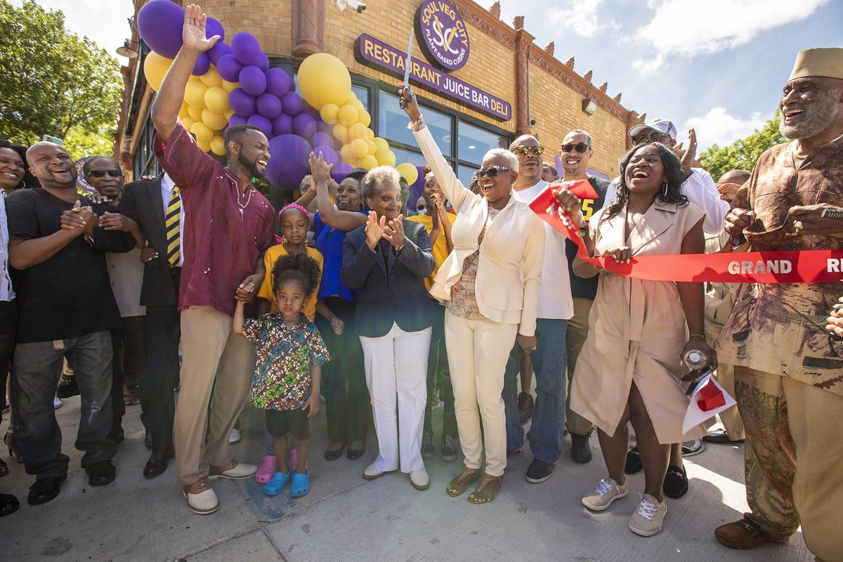 mayorlightfoot's tweet image. Today is a bittersweet day as this is Heidi Zeiger&apos;s last day as the Mayoral Photographer. Heidi has been with the team since 2019 and has captured countless, meaningful moments over the years in many communities all across our city. 🧵