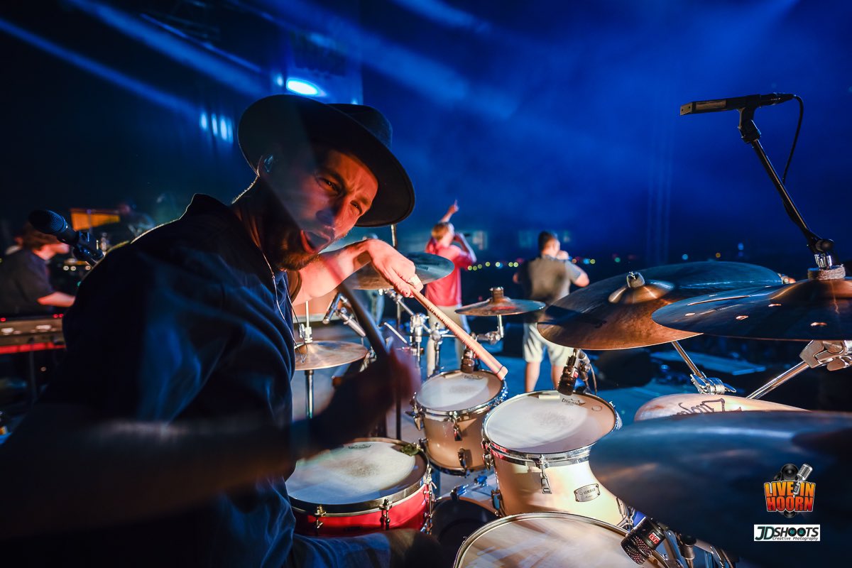 Dit? Dit was dus in Hoorn. En vanavond gaat deze 🤪 de Kersouwe wakker houden! 
Eigenlijk zijn we bijna gewoon overal 🪐🌎 deze zomer! Ik bedoel als je zelfs nog in Waarland (waarrrr?????) speelt dan ben je écht lekker onderweg hoor! En het is vooral FUCKING LEUK Blessed blabla