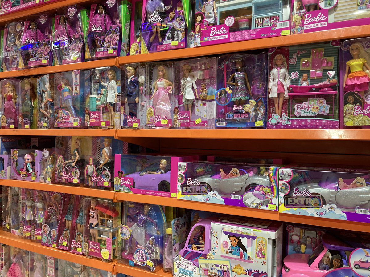 It is 2022 and toy stores are still full of outdated stereotypes, guns, blue-or-pink stuff and ultra-thin princesses.

What’s this crap?