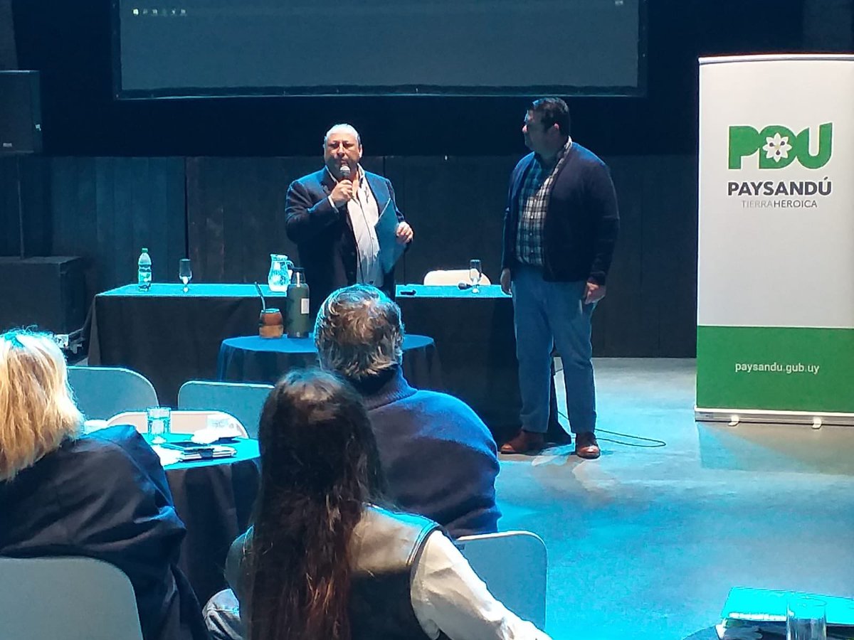 CUDIM presente en Paysandú: 
El Dr. <a href="/PabloDuarte3003/">Pablo Duarte</a> entrega al intendente  <a href="/OliveraPdu/">Nicolás Olivera</a> una donación para la compra de materiales de construcción de parte de todos los funcionarios del Centro, en colaboración con la tragedia climática sucedida en los últimos días.