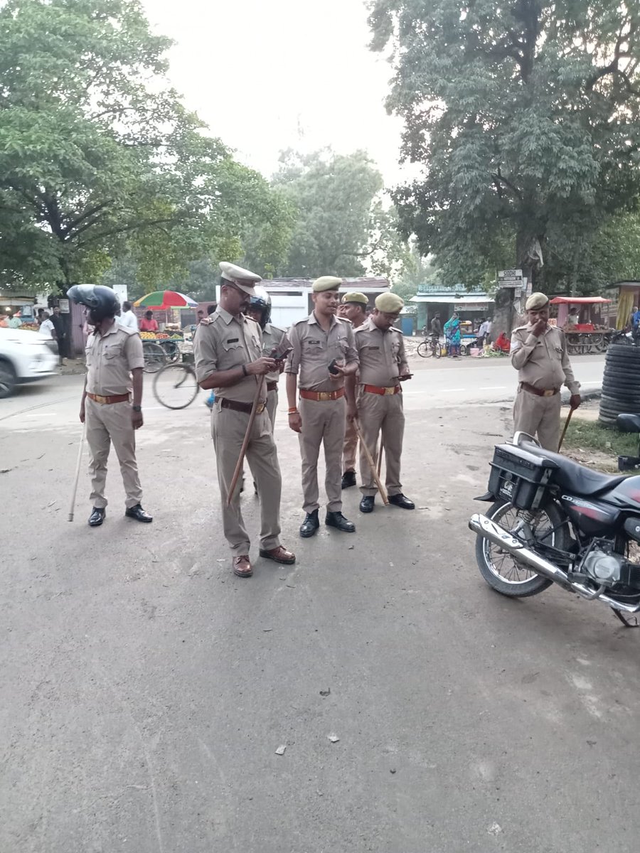bastipolice's tweet photo. #BastiPolice थाना वॉल्टरगंज पुलिस द्वारा श्रावण मास व सुरक्षा एवं कानून/शांति व्यवस्था के दृष्टिगत संदिग्ध व्यक्तियों एवं वाहनों की चेकिंग की गई तथा चौराहों, बाजारों व भीड़-भाड़ वाले स्थानों पर पैदल मार्च किया गया । https://t.co/360NOei6de