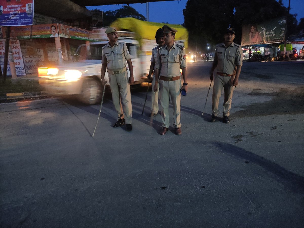 bastipolice's tweet photo. #BastiPolice थाना वॉल्टरगंज पुलिस द्वारा श्रावण मास व सुरक्षा एवं कानून/शांति व्यवस्था के दृष्टिगत संदिग्ध व्यक्तियों एवं वाहनों की चेकिंग की गई तथा चौराहों, बाजारों व भीड़-भाड़ वाले स्थानों पर पैदल मार्च किया गया । https://t.co/360NOei6de