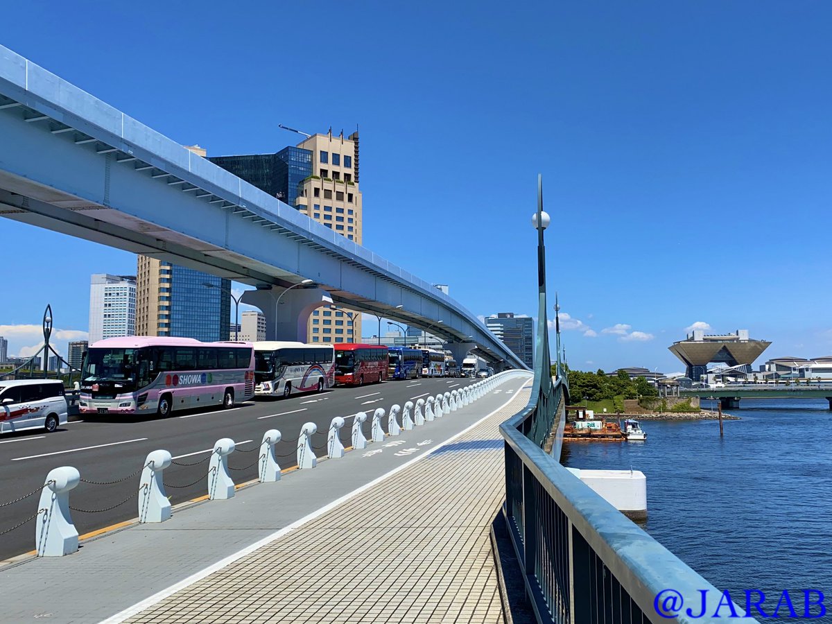 JARAB_Bus17's tweet photo. 今日で東京2020オリンピック開会式が行われてから1年。
開会前から各地のバスが集まり、選手や報道、関係者輸送などで都内を中心に引っ切り無しにバスが行き交うようになった日々��思い出されます。
見慣れた事業者も初見の事業者も、相当な数の観光バスが集まった、まさにお祭りのような日々でしたね https://t.co/YuG7107VUD