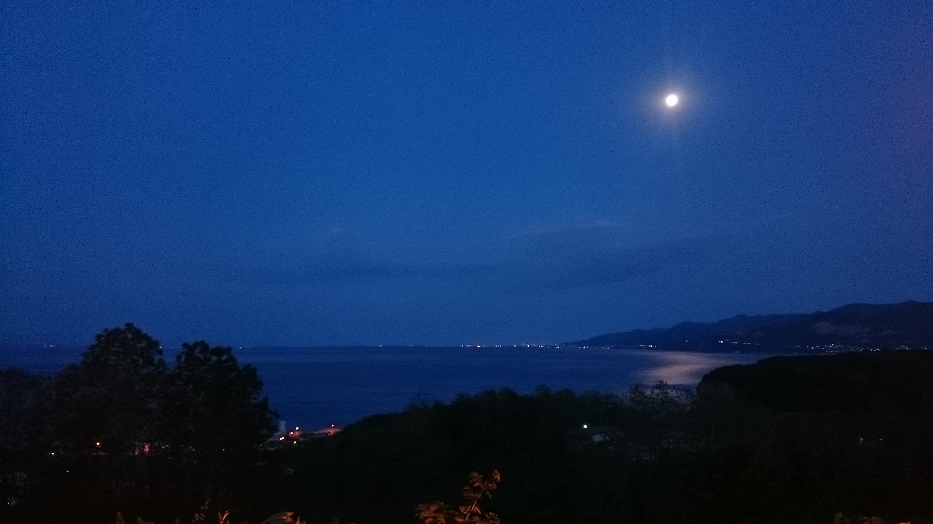 تويتر 小樽アオバト情報局 على تويتر Rt Neuschlossotaru 満月だと画像のように月も見えますので 秋になると特に鈴虫の音色と共に夜空に秋を感じられる事がございます 以外と満月の月明かりは明るく穏やかな気持ちにさせてくれます ノイシュロス 小樽