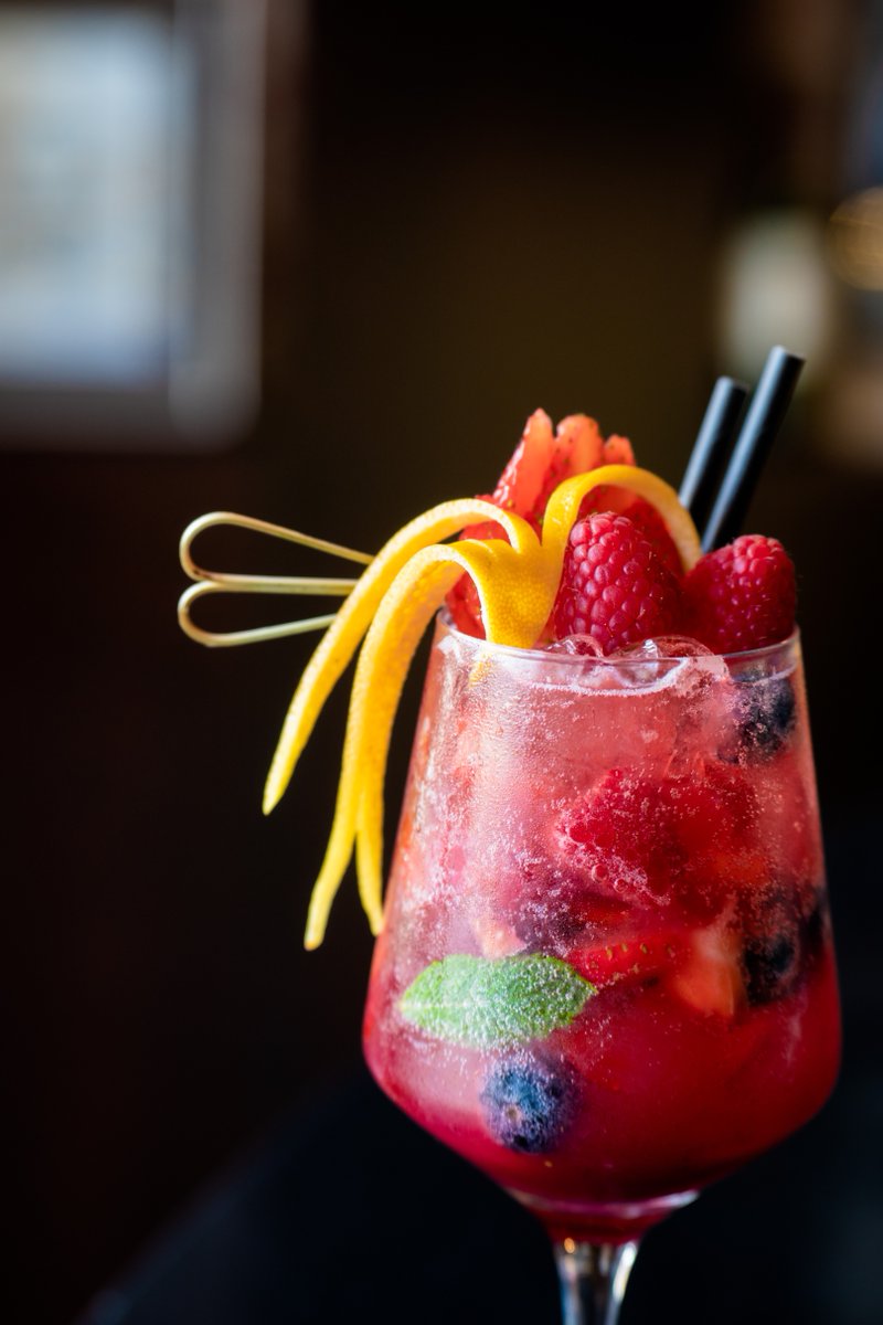 The heat of this week definitely calls for a cocktail from our bar 🍸 Chill out prior to your meal with one of our many colourful concoctions, ideal for refreshing the palate and rewarding yourself ahead of a few days off 👌 We like to think of them as sunshine in a glass 🌞