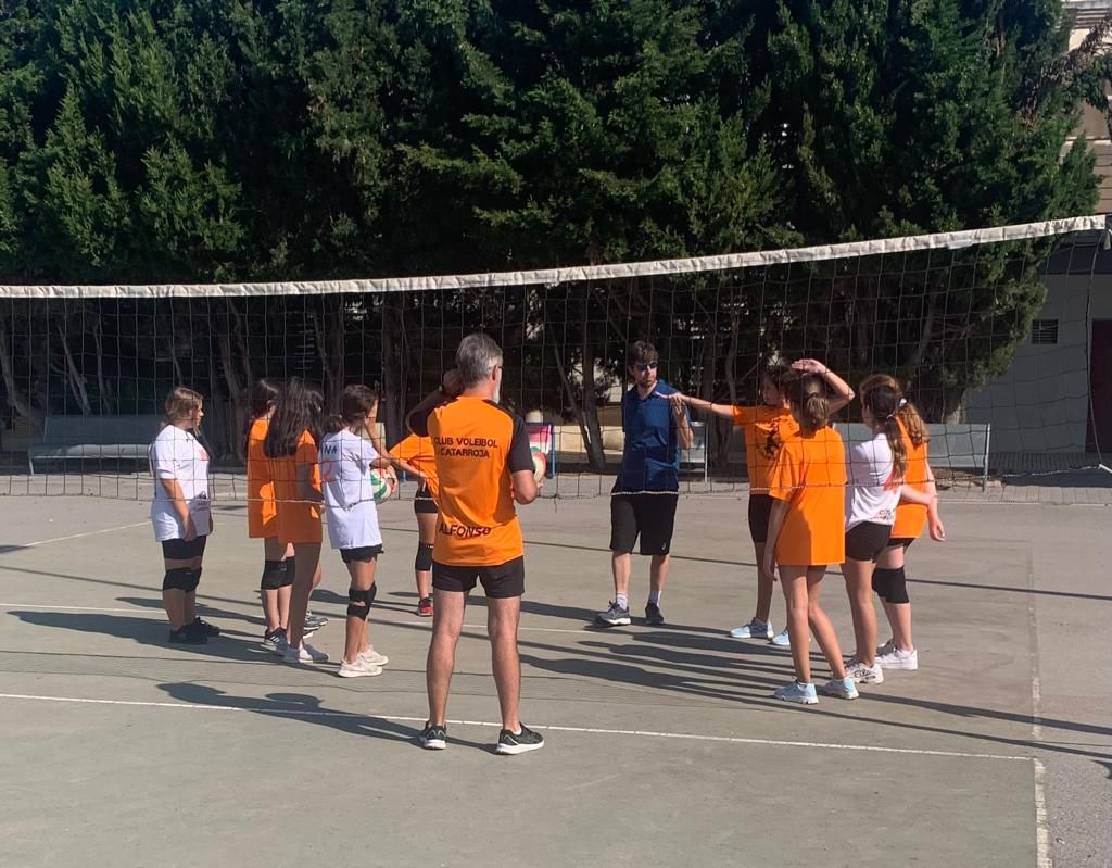 CV_Catarroja's tweet photo. Pedro Àvia, tècnic dl #MiamiSelectVolleyballClub, dirigint el #CampusVoleibolCatarroja al #IESBerenguerDalmau x reforçar el gest de traure x dalt. Gran implicació d les esportistes💪🏽 
#voleibol #Catarroja 
#Sompoble #Somv��lei #ColegioLarrodé #CEIP_Vil·la_Romana #Massanassa #Albal https://t.co/ospTT2JLW5