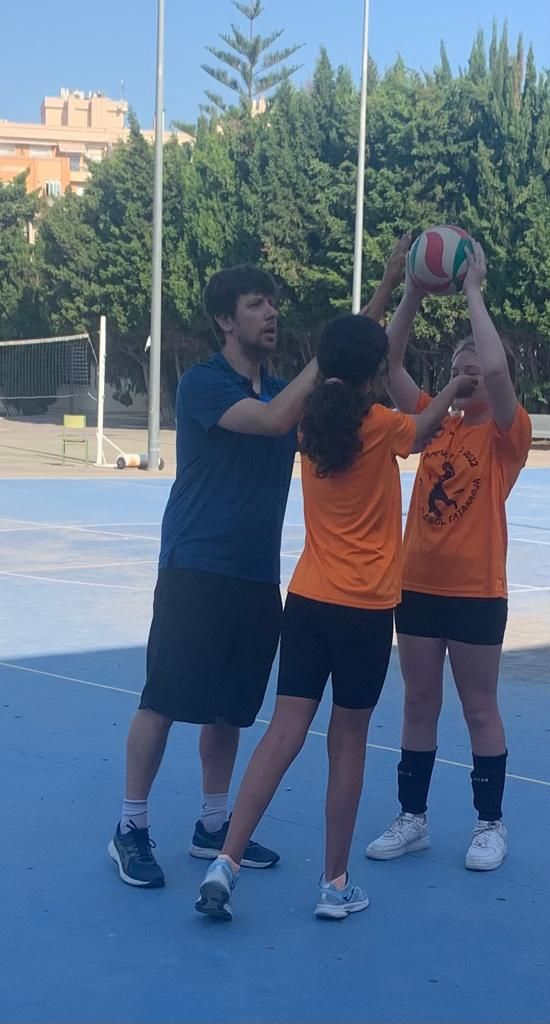 CV_Catarroja's tweet photo. Pedro Àvia, tècnic dl #MiamiSelectVolleyballClub, dirigint el #CampusVoleibolCatarroja al #IESBerenguerDalmau x reforçar el gest de traure x dalt. Gran implicació d les esportistes💪🏽 
#voleibol #Catarroja 
#Sompoble #Somv��lei #ColegioLarrodé #CEIP_Vil·la_Romana #Massanassa #Albal https://t.co/ospTT2JLW5