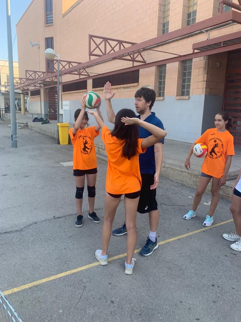 CV_Catarroja's tweet photo. Pedro Àvia, tècnic dl #MiamiSelectVolleyballClub, dirigint el #CampusVoleibolCatarroja al #IESBerenguerDalmau x reforçar el gest de traure x dalt. Gran implicació d les esportistes💪🏽 
#voleibol #Catarroja 
#Sompoble #Somv��lei #ColegioLarrodé #CEIP_Vil·la_Romana #Massanassa #Albal https://t.co/ospTT2JLW5