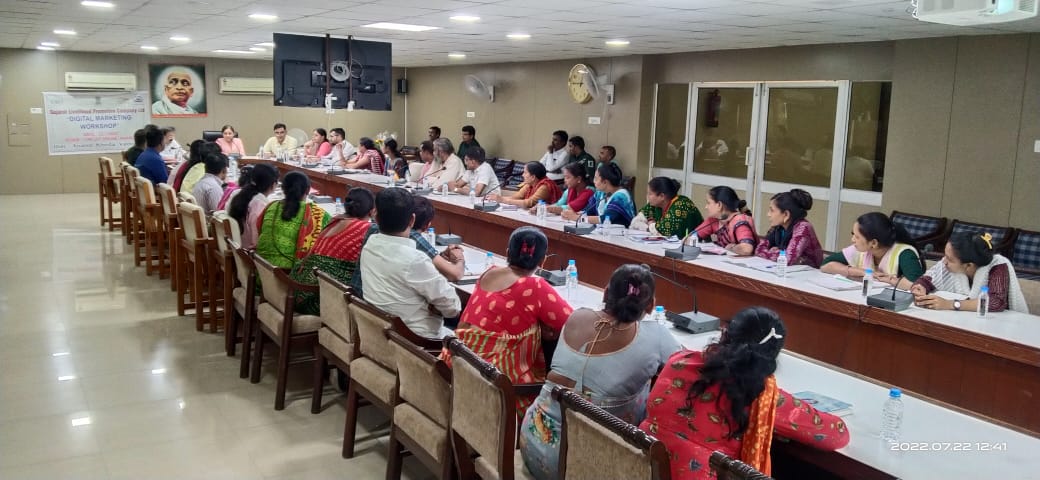 GlpcLivelihood's tweet photo. આ વર્કશોપ મા માન.મેનેજિંગ ડિરેક્ટરશ્રી દ્વારા સ્વ સહાય જૂથની સ્વ ઉત્પાદિત ચીજ વસ્તુઓના બજાર વ્યવસ્થાપન અંગેનો ખૂબ જ સરસ રીતે અભિગમ  સમજાવવામાં આવ્યો. #AzadiKaAmritMahotsav
#azadiseantyodayatak https://t.co/vq6L98f7V0