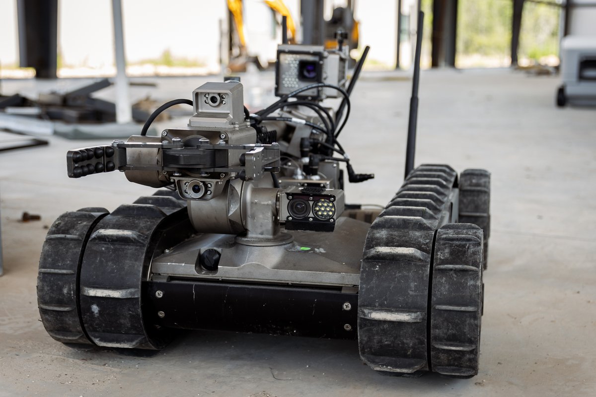 FLYMOTIONmedia's tweet photo. The @flir #Packbot is a man-transportable, multi-mission robot capable of ISR in under two minutes. Highly-suited for defense operators, HazMat/CBRNe, EOD teams, and more, Packbot is capable of lifting 44 pounds. Contact #FLYMOTION to learn more: https://t.co/ZGWCy1vHZk https://t.co/fpC40EpBsf
