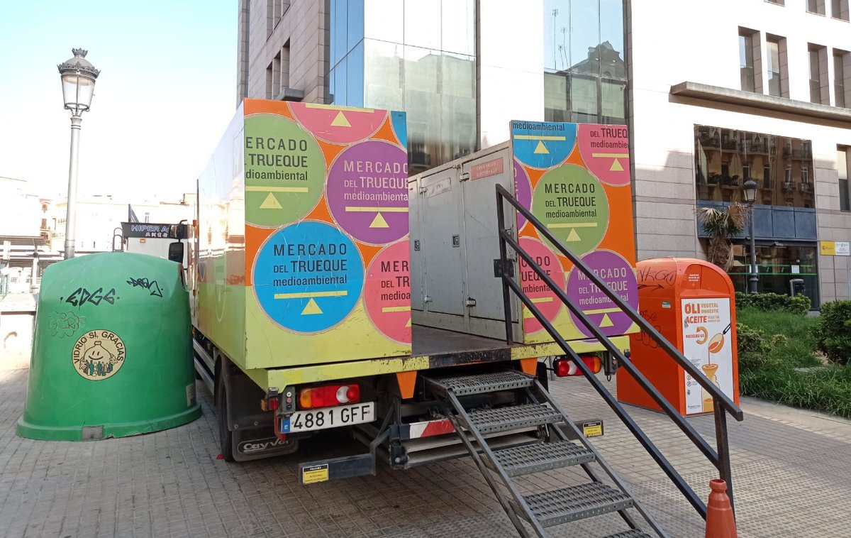 AjuntamentVLC's tweet photo. ♻️ La #JGL ha aprovat hui el primer Pla d’Educació Ambiental (#PEARN) de la ciutat de València, un document 📃 que marca l’estratègia urbana en matèria de #residus i #neteja 🚮 i les polítiques d’educació i comunicació mediambiental. 🌿
🔗 https://t.co/GXzCgqrRc3 https://t.co/QT15Qe98bA