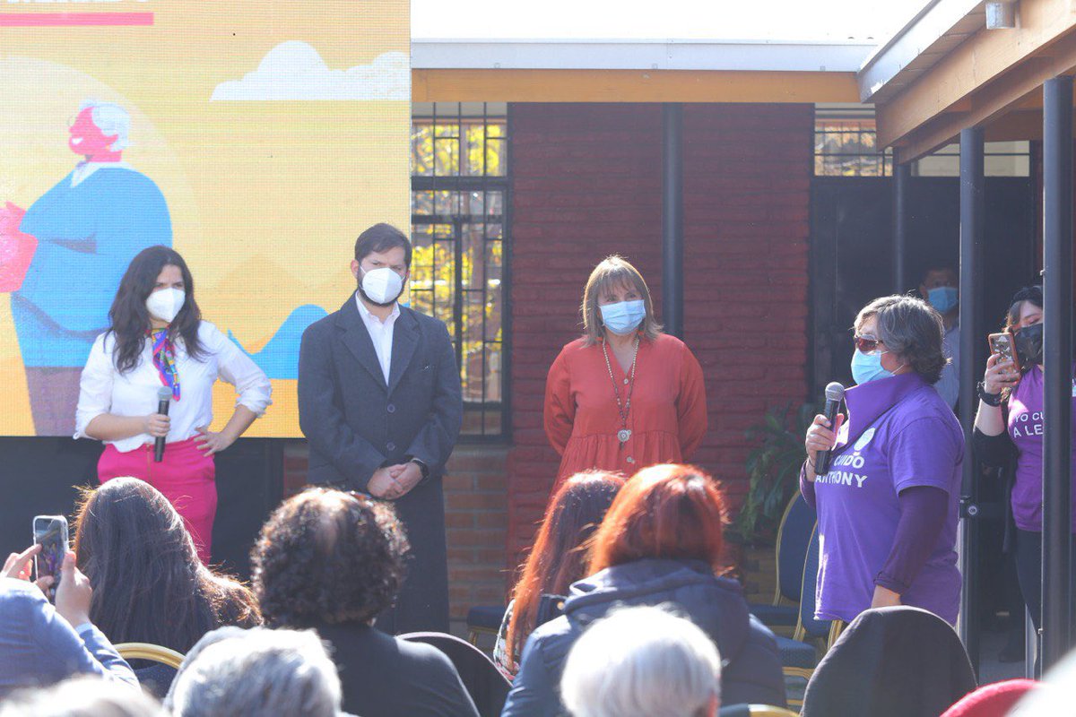 En el día del trabajo doméstico no remunerado, ministras <a href="/jeanvegamorales/">Jeanette Vega</a> y <a href="/totiorellanag/">Antonia Orellana (ella/she)</a> junto al Pdte. <a href="/gabrielboric/">Gabriel Boric Font</a> anuncian el proceso de identificación y registro de las personas cuidadoras  para avanzar hacia el diseño de un Sistema Nacional de Cuidados. #CuidarEsTrabajar