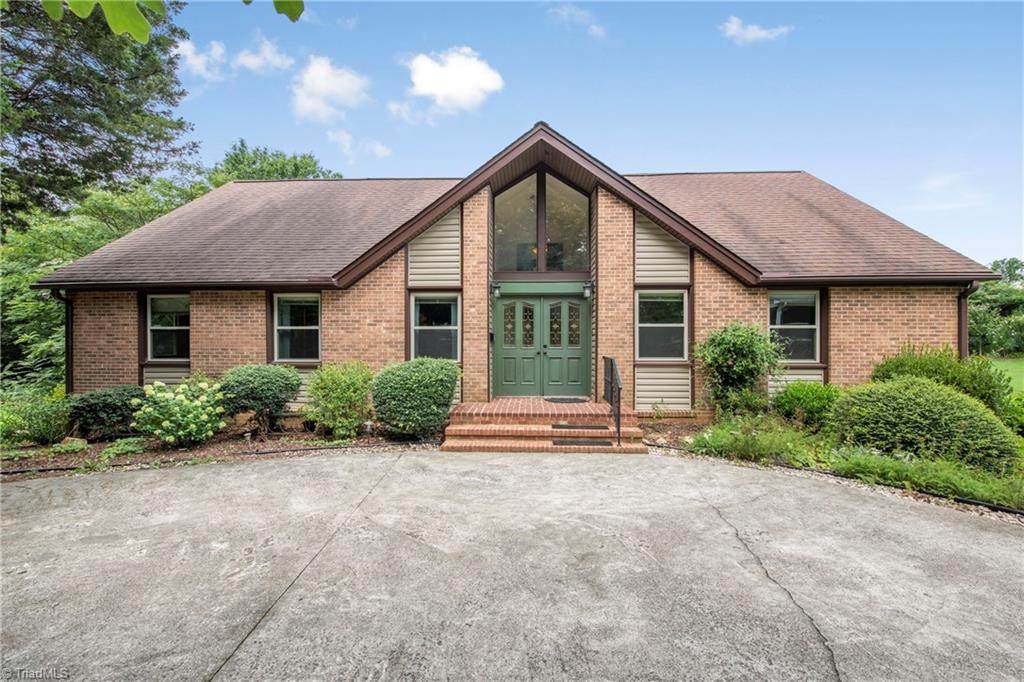 PremierRealtyNC's tweet photo. Just Listed - Great location in Winston-Salem, NC. Convenient to hospitals, shopping, and restaurants. Beautiful home with an abundance of space. Must see it in person to appreciate all it has to offer. Don't miss this one, come take a look! 336-998-7777

https://t.co/DjLcRHntlv https://t.co/t7nSv0kIRz