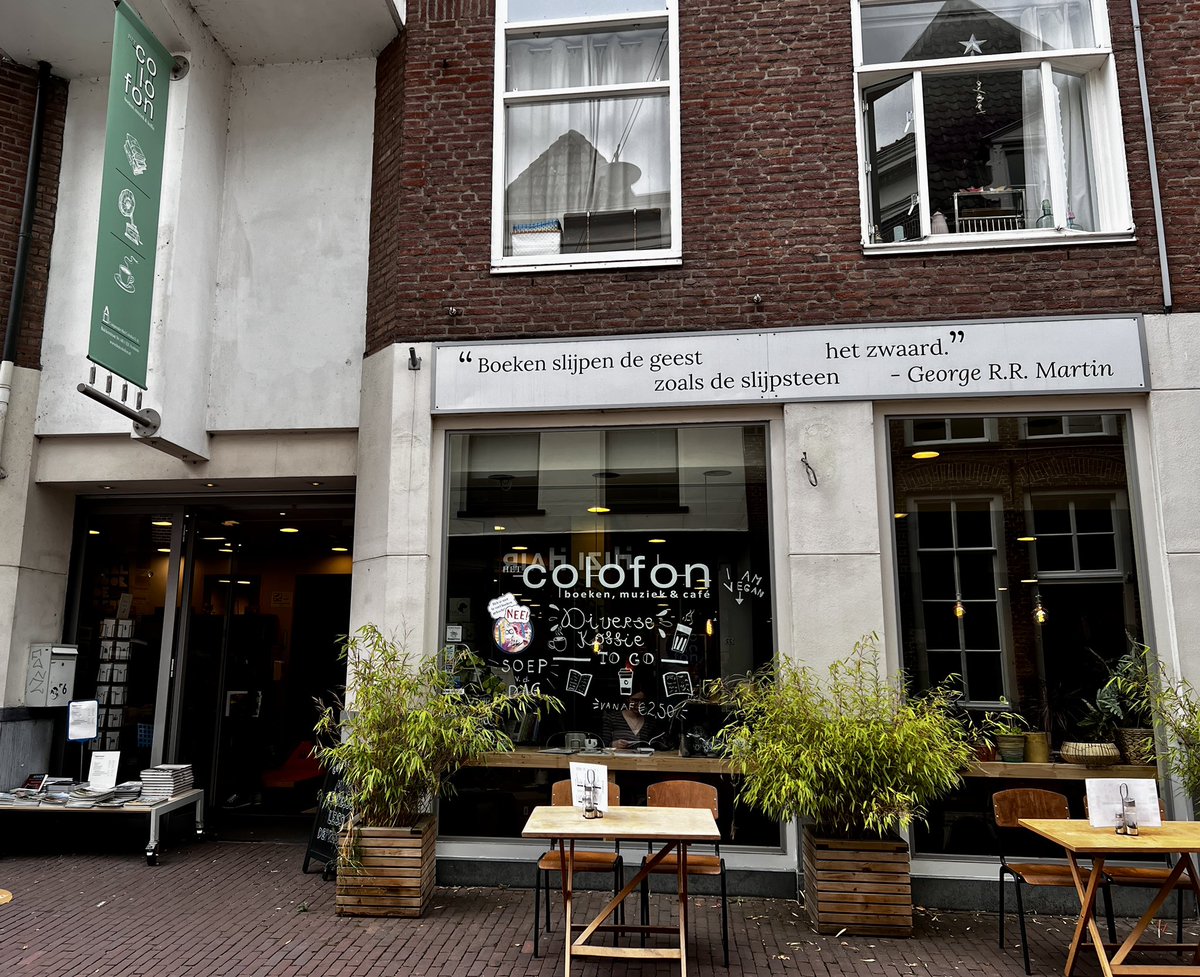 Nooit gedacht dat er ooit een boek van mij met mijn naam erop in de boekenwinkel zou liggen. Het is nu echt waar! Mijn boek is vanaf vandaag te koop bij <a href="/HetColofon/">Het Colofon</a> in Arnhem