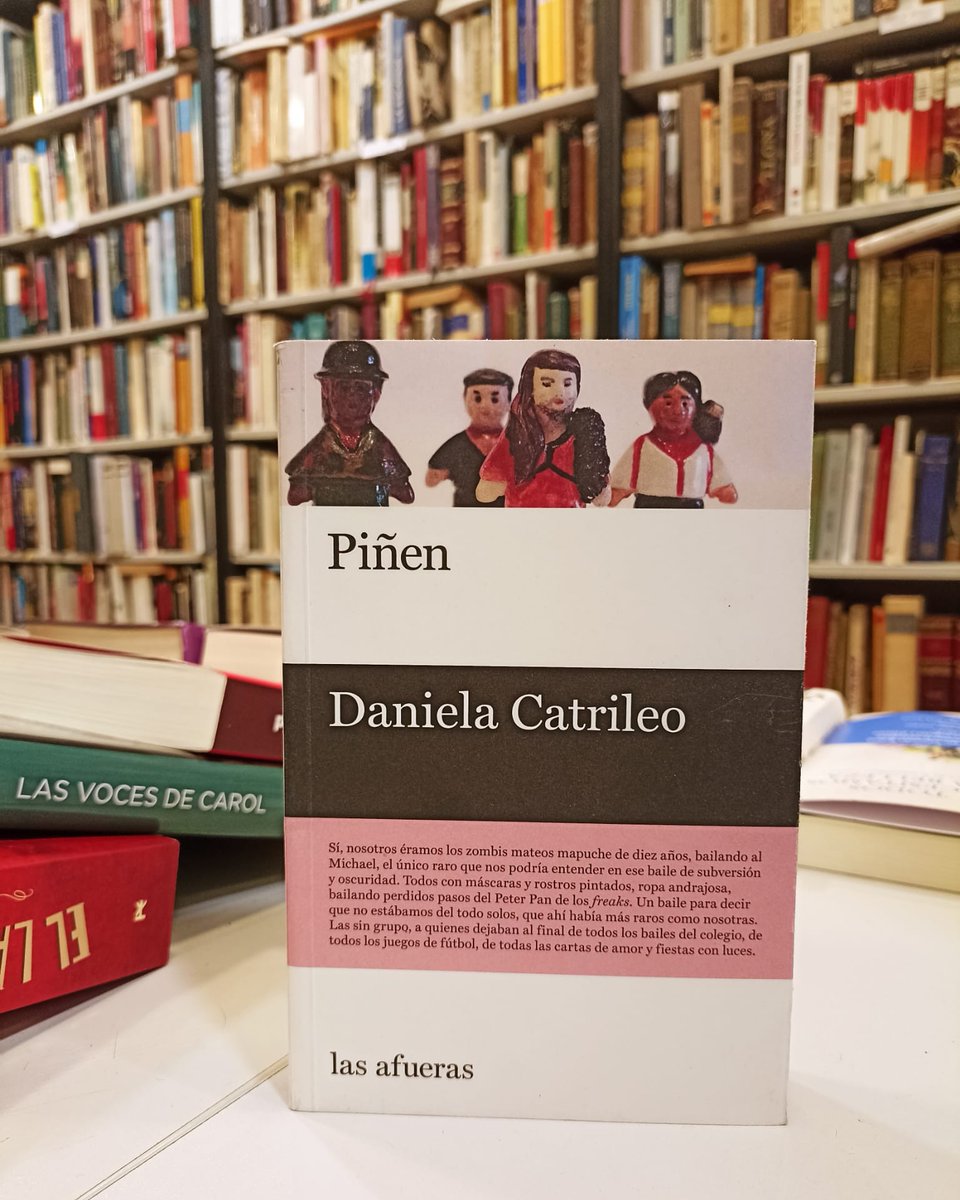 libreriapraga's tweet photo. Tres cuentos en los que la poesía y la violencia, el cuerpo y lo simbólico, lo personal y lo colectivo, se entrelazan en un gesto de existencia y resistencia. 
👉https://t.co/EjtYM4PWm2

#Piñen
#LasAfueras
#relato
#literatura
#mislibrosenlibrerías
#Granada https://t.co/PQh8wFITAo