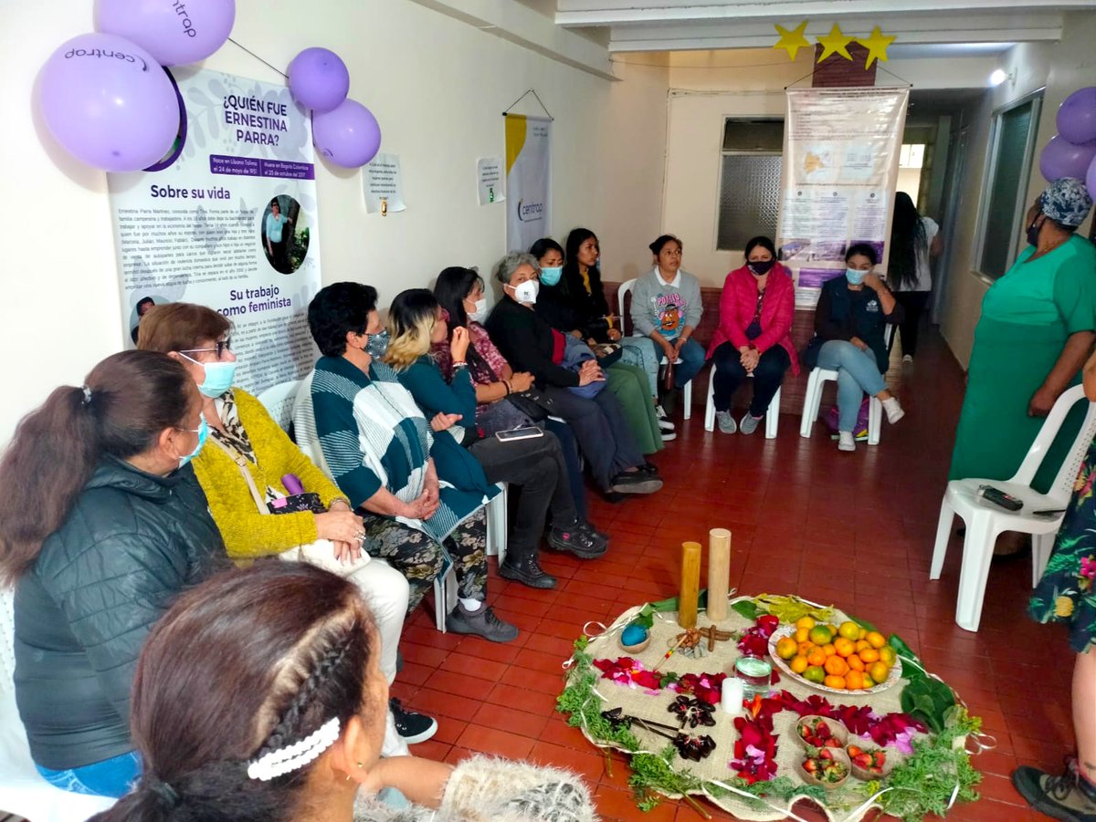 El círculo de la palabra Sabiduría Femenina.
La palabra dulce de las mujeres comenzó con la bienvenida de la mayora Priscila Riascos ... Leer más:
centrap.org.co/el-circulo-de-…