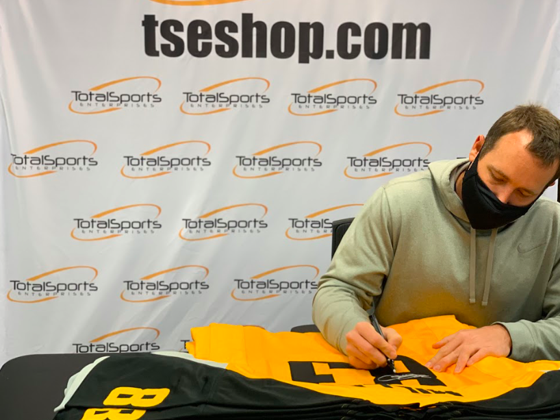 TotalSportsEnt's tweet photo. We're going to give a Heath Miller autographed Gotham jersey to someone who retweets this tweet and follows us!

We'll pick a winner on Monday 7/25! https://t.co/GVp2ObIHX4