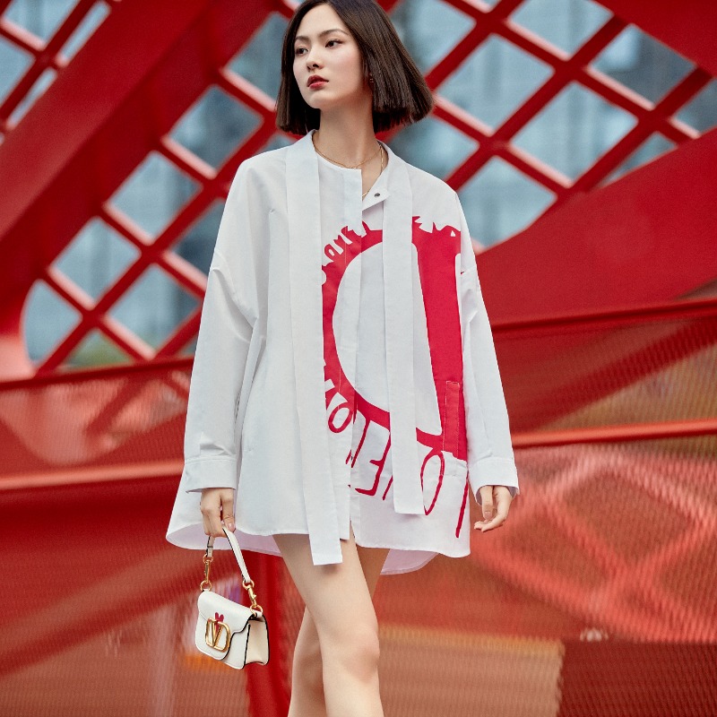 MaisonValentino's tweet photo. A shared emotion, a limitless feeling that unites two as one.​

For Chinese Valentine's Day, the Maison unveils #ValentinoAllAroundLove, a capsule characterized by the resignification of iconic codes.​

Discover the offering at https://t.co/qgGhibRY53