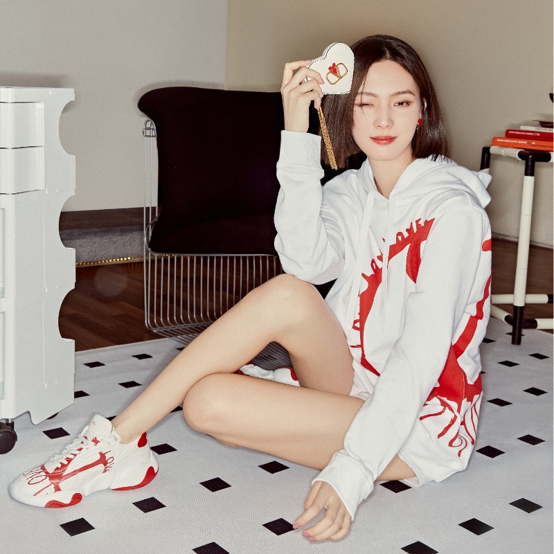 MaisonValentino's tweet photo. A shared emotion, a limitless feeling that unites two as one.​

For Chinese Valentine's Day, the Maison unveils #ValentinoAllAroundLove, a capsule characterized by the resignification of iconic codes.​

Discover the offering at https://t.co/qgGhibRY53